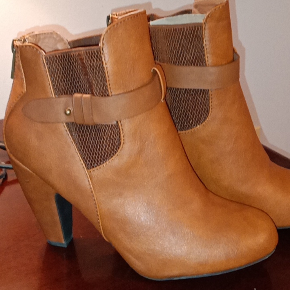 NWOT Dollhouse ankle boots